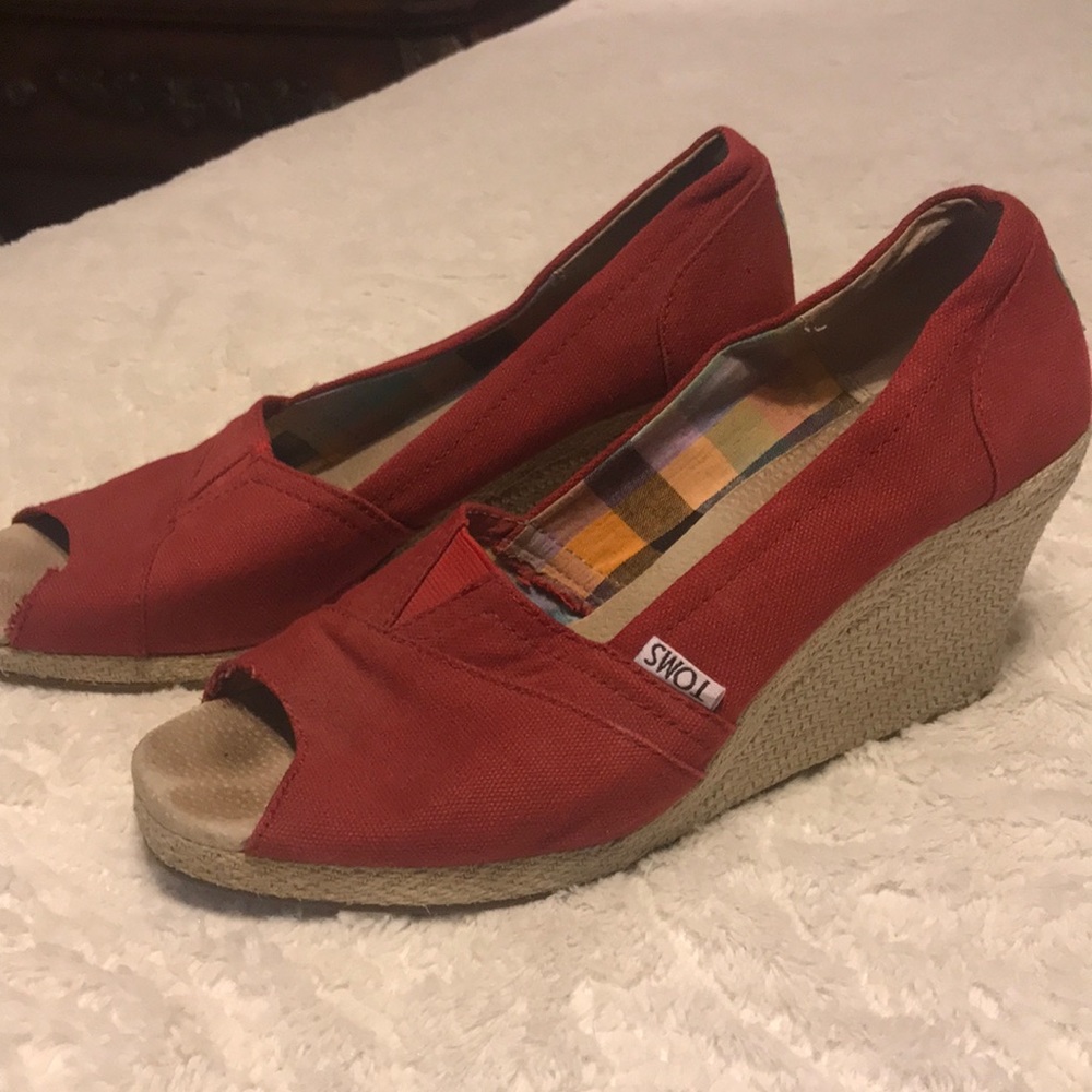 Red canvas Toms